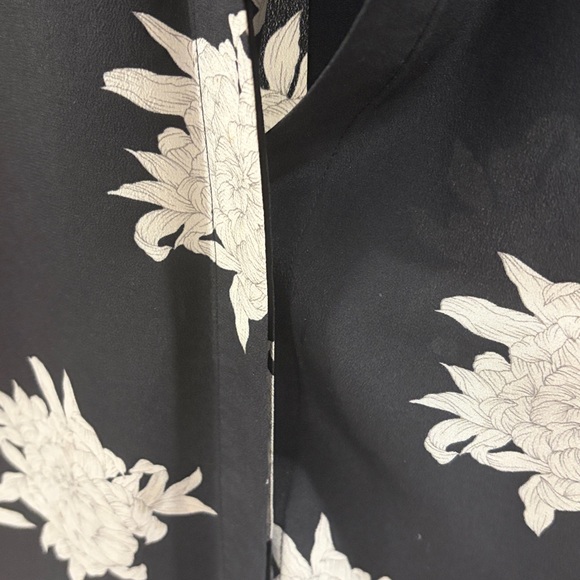Vince Chrysanthemum Black and Cream 100% Silk Blouse. Size Small. - Picture 7 of 9